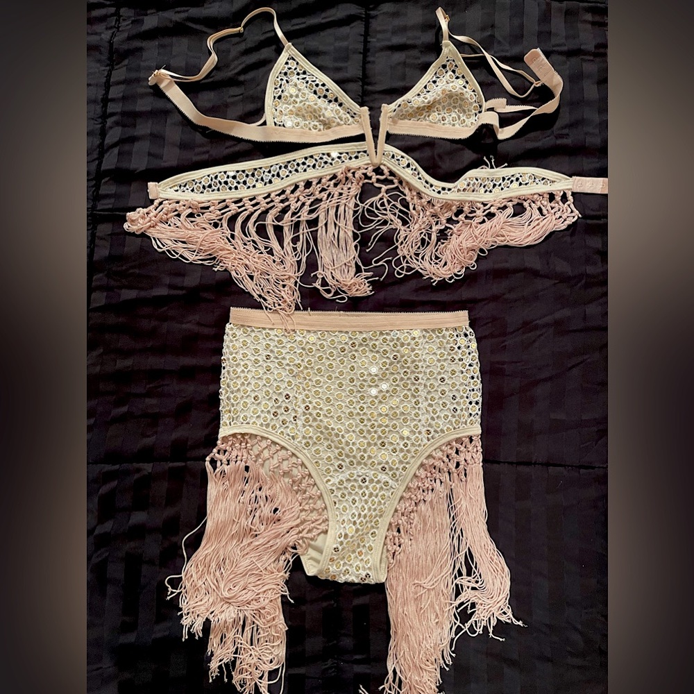 Pretty festival set used only once, no damages, brand new. Size L